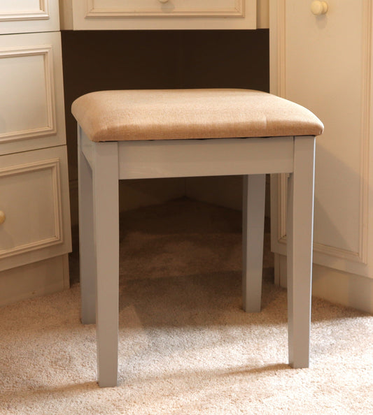 Tabouret de coiffeuse avec assise rembourrée, en bois finition grise, coussin beige