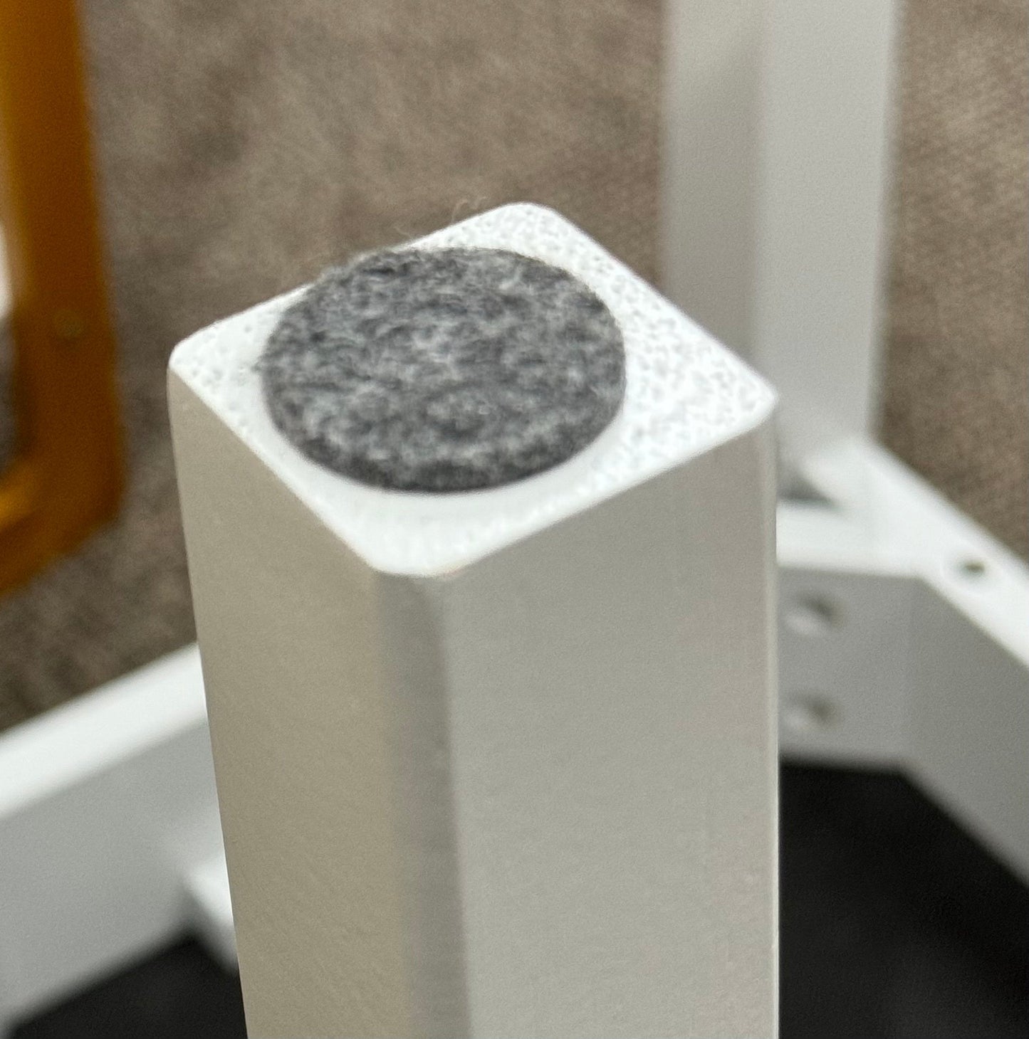 Tabouret de coiffeuse avec assise rembourrée, en bois finition grise, coussin beige