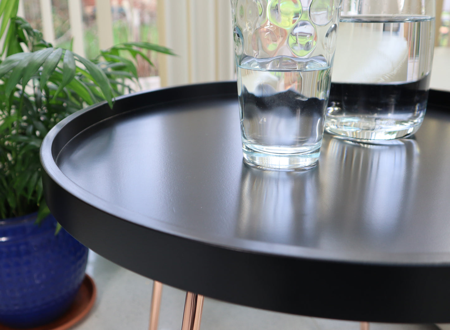 Table d'appoint ronde Sasha, plateau style plateau, noir/cuivre