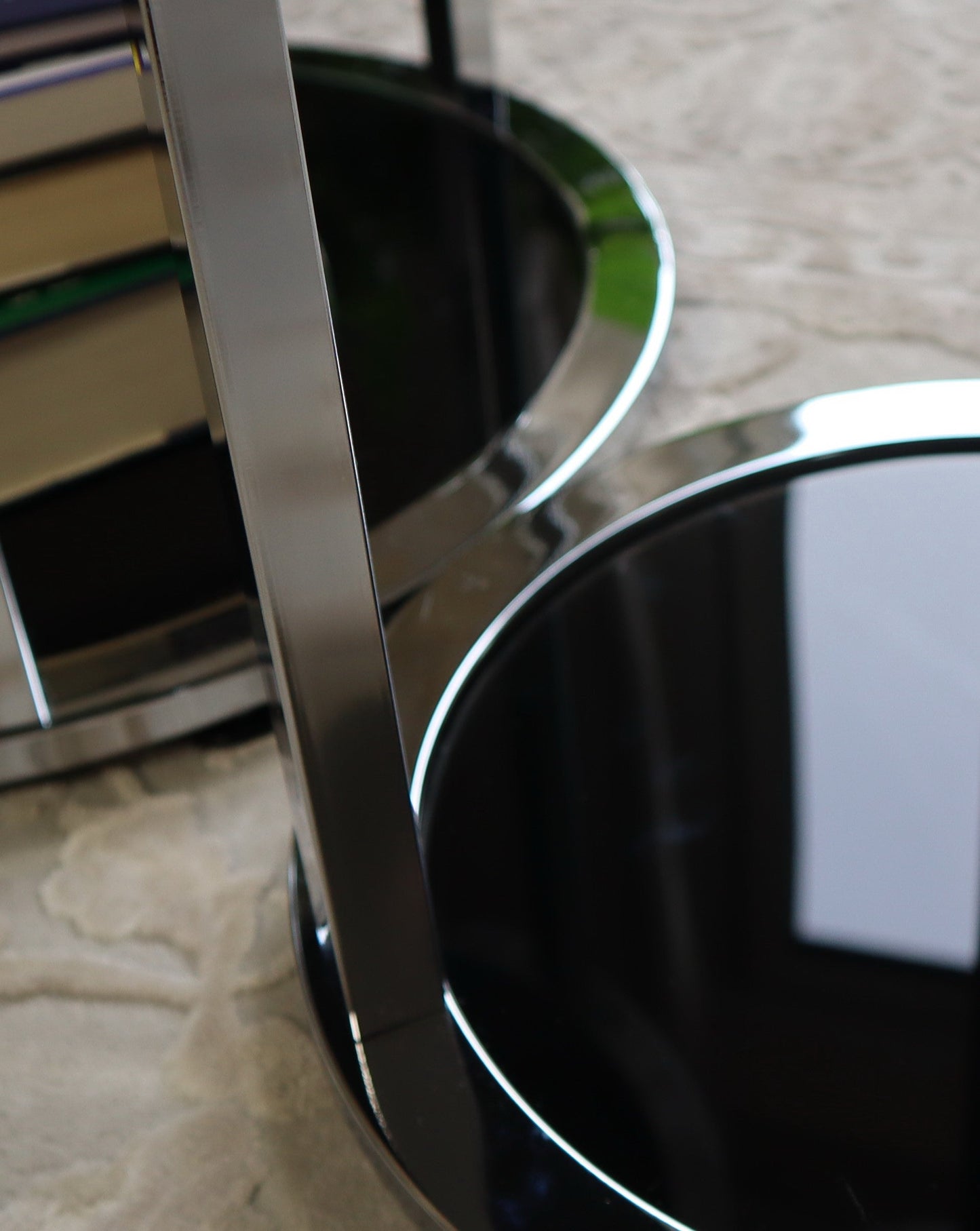 Ensemble de 2 tables Terni, plateaux en bois noir brillant et piètement en verre