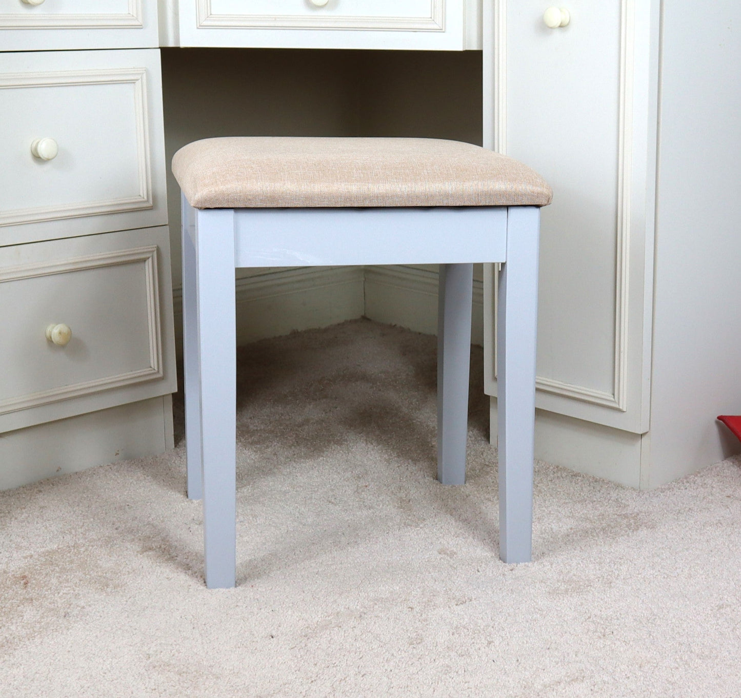 Tabouret de coiffeuse avec assise rembourrée, en bois finition grise, coussin beige