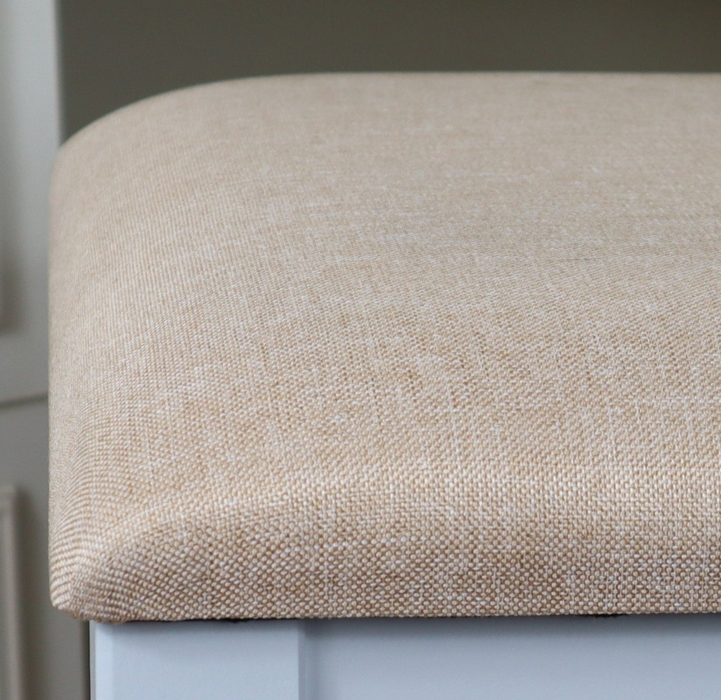 Tabouret de coiffeuse avec assise rembourrée, en bois finition grise, coussin beige