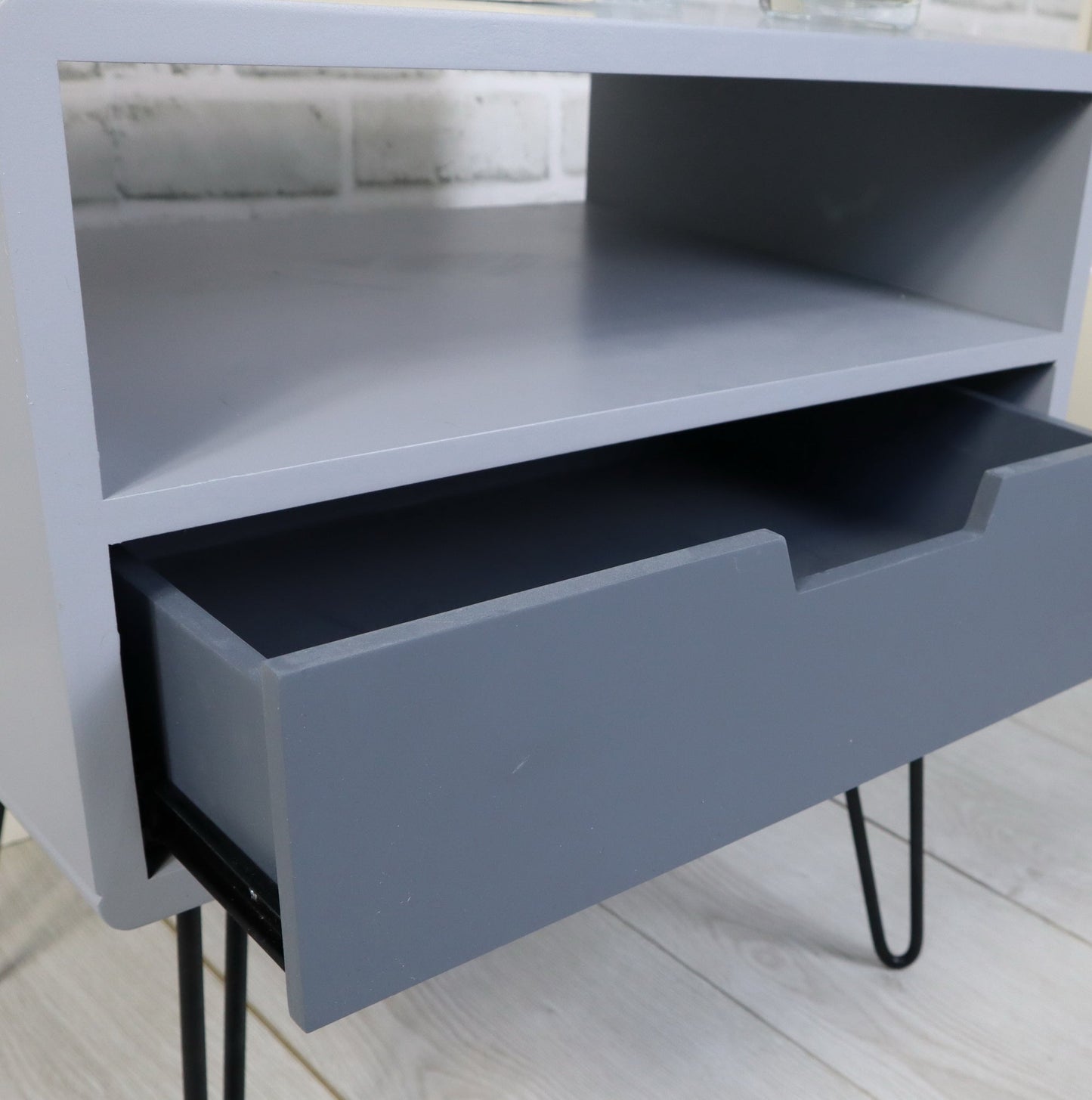 Table d'appoint Viola à pieds épingle avec tiroir, grise 