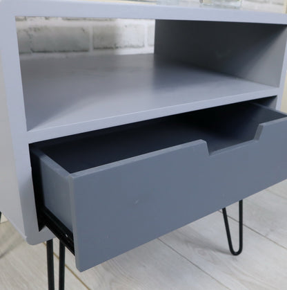 Table d'appoint Viola à pieds épingle avec tiroir, grise 