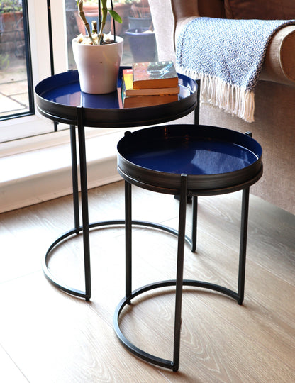 Ensemble de 2 tables gigognes Hannah avec plateau rond en métal, gris/bleu