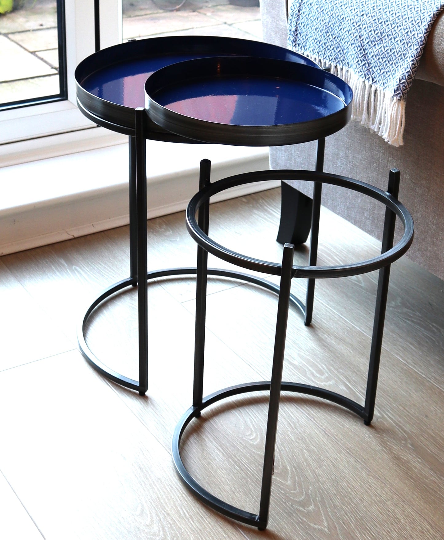 Ensemble de 2 tables gigognes Hannah avec plateau rond en métal, gris/bleu