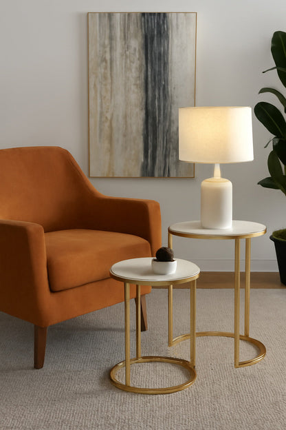 Ensemble de 2 tables gigognes rondes Monti Marble blanches avec pieds en métal doré 