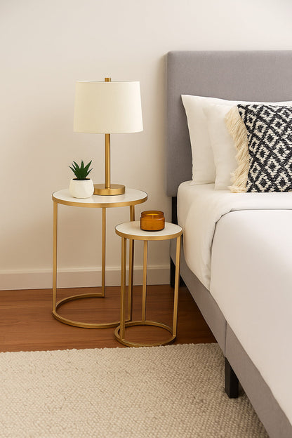 Ensemble de 2 tables gigognes rondes Monti Marble blanches avec pieds en métal doré 