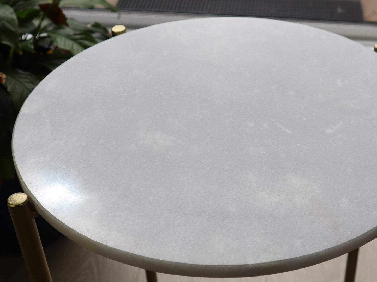 Table d'appoint ronde Naomi en marbre blanc, pieds dorés