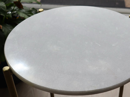 Table d'appoint ronde Naomi en marbre blanc, pieds dorés