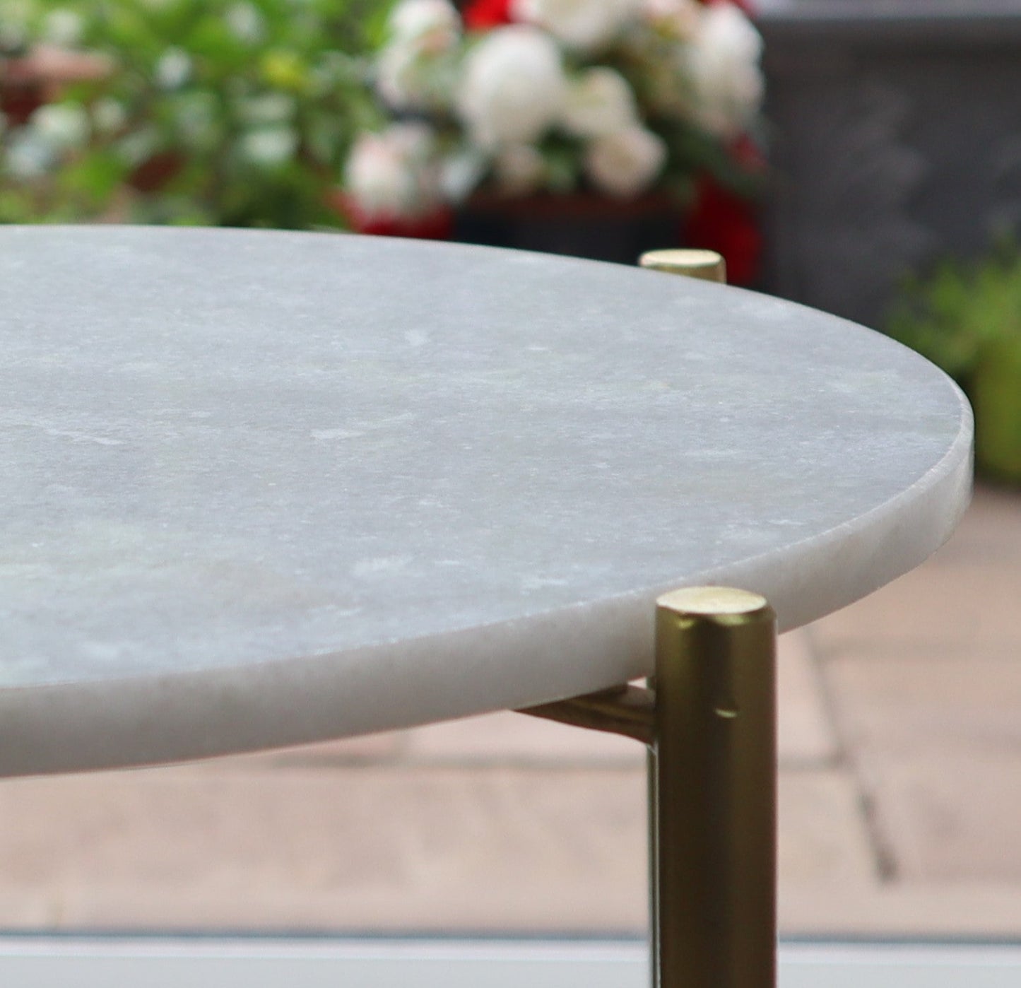 Table d'appoint ronde Naomi en marbre blanc, pieds dorés