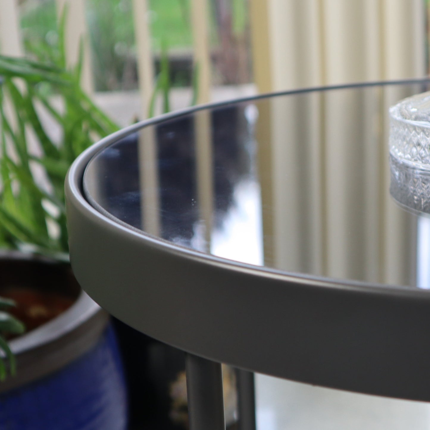 Table d'appoint/de chevet ronde en verre Fino (42,5 cm de diamètre x 46 cm, miroir anthracite/gris)