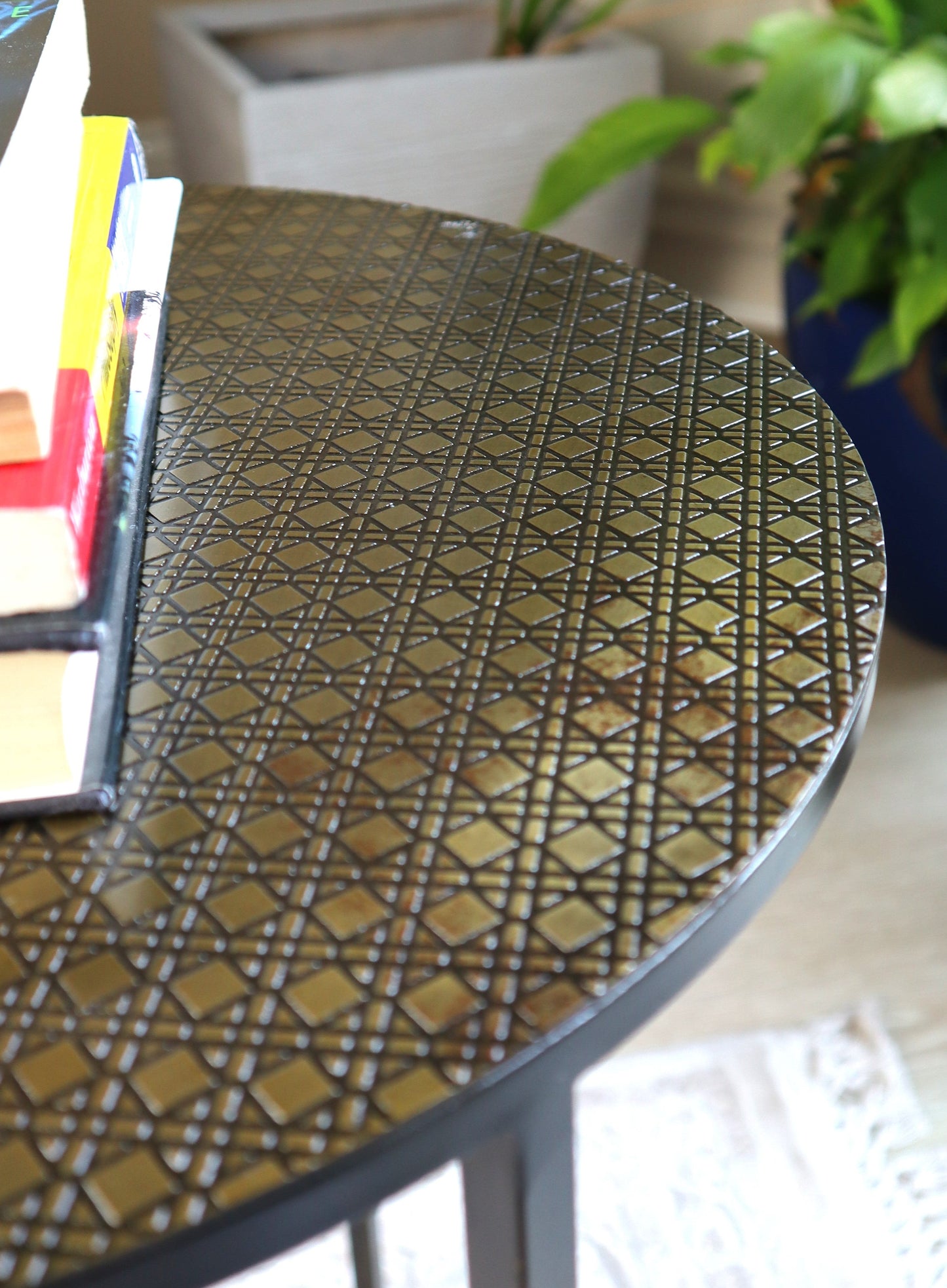 Ensemble de 2 tables gigognes Hiba, plateau à motif nid d'abeille, laiton antique