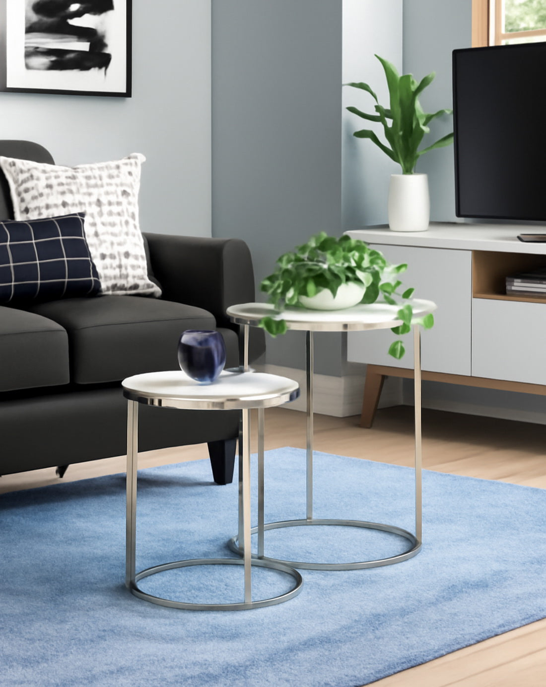 Ensemble de 2 tables gigognes rondes Paloma, plateaux blancs brillants et piètement chromé 