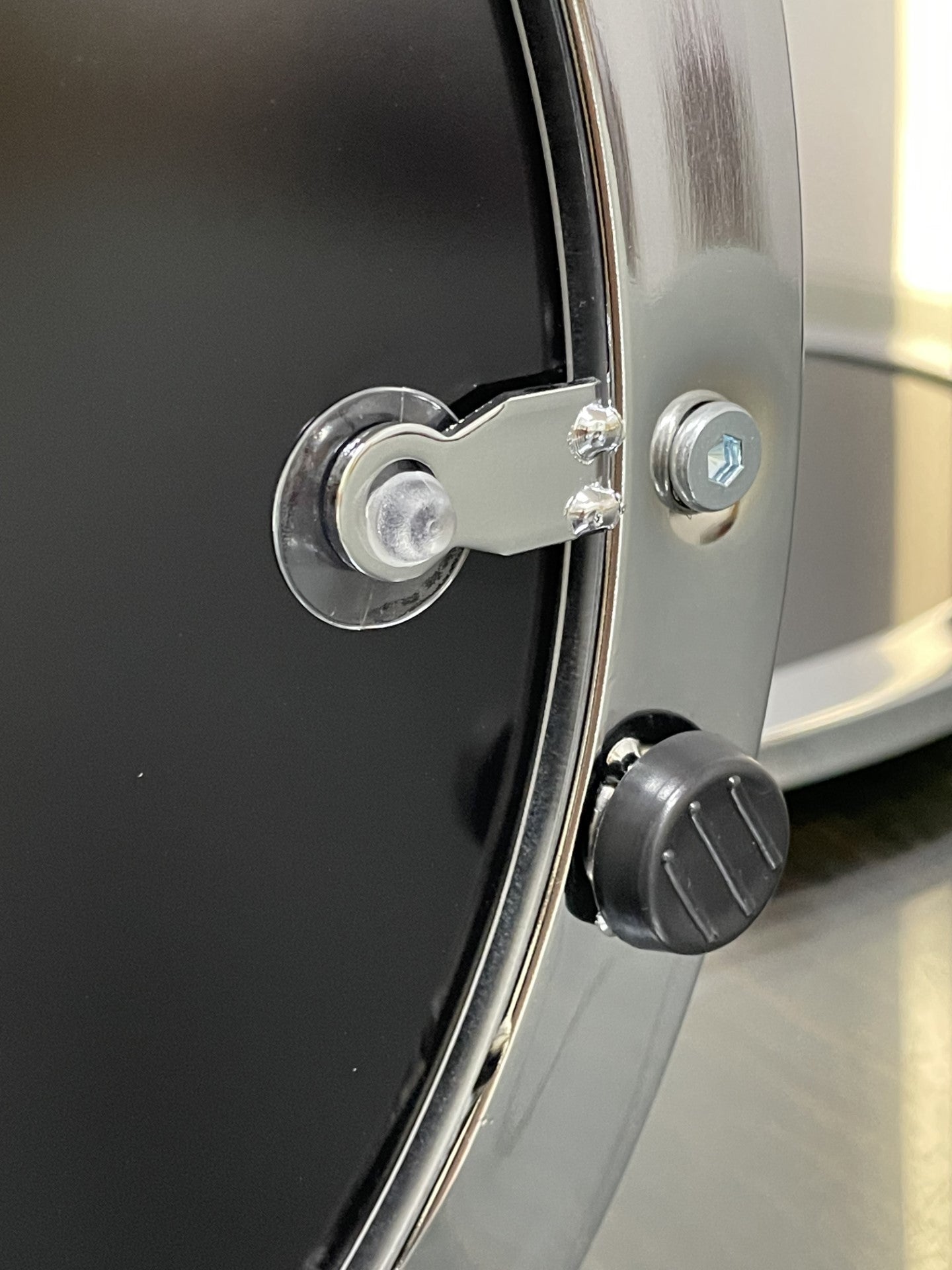 Ensemble de 2 tables Terni, plateaux en bois noir brillant et piètement en verre 