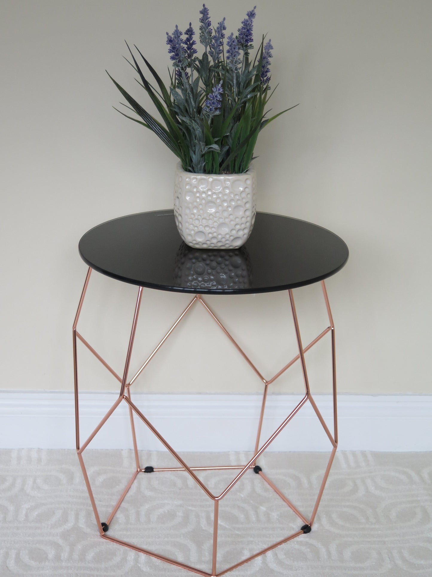 Table d'appoint Origami - Plateau en verre noir, piètement géométrique finition cuivre 