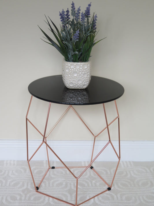 Table d'appoint Origami - Plateau en verre noir, piètement géométrique finition cuivre 