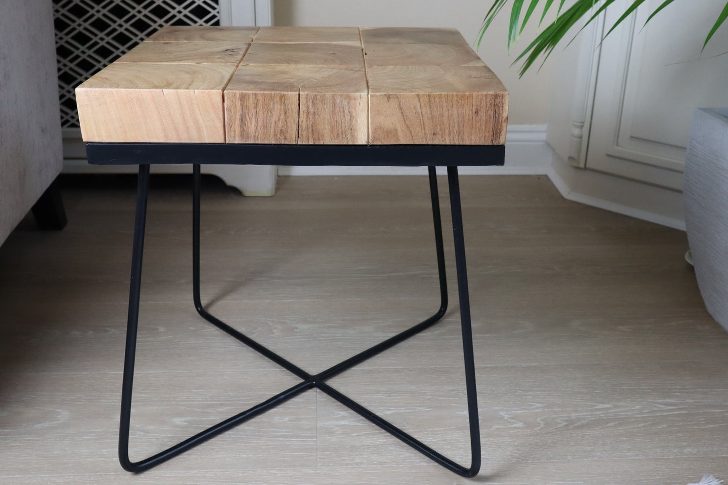 Table d'appoint carrée Drys en bois d'acacia massif (naturel/noir)