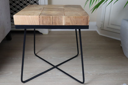 Table d'appoint carrée Drys en bois d'acacia massif (naturel/noir)