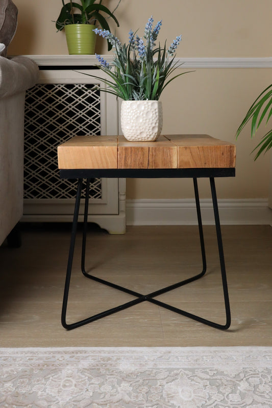 Table d'appoint carrée Drys en bois d'acacia massif (naturel/noir)