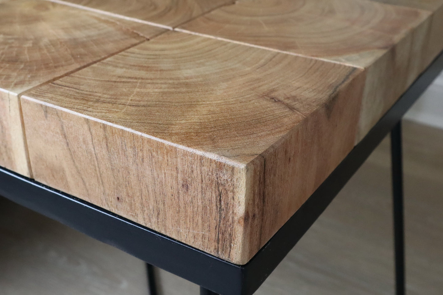 Table d'appoint carrée Drys en bois d'acacia massif (naturel/noir)