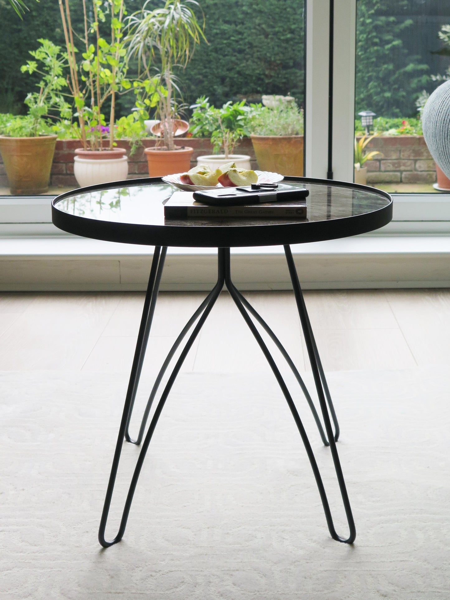 Table d'appoint Ines - Plateau en verre marbré, piètement en métal noir 