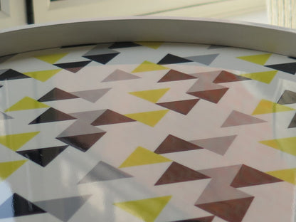 Table d'appoint Leonie - Plateau blanc à motif triangulaire multicolore et pieds naturels