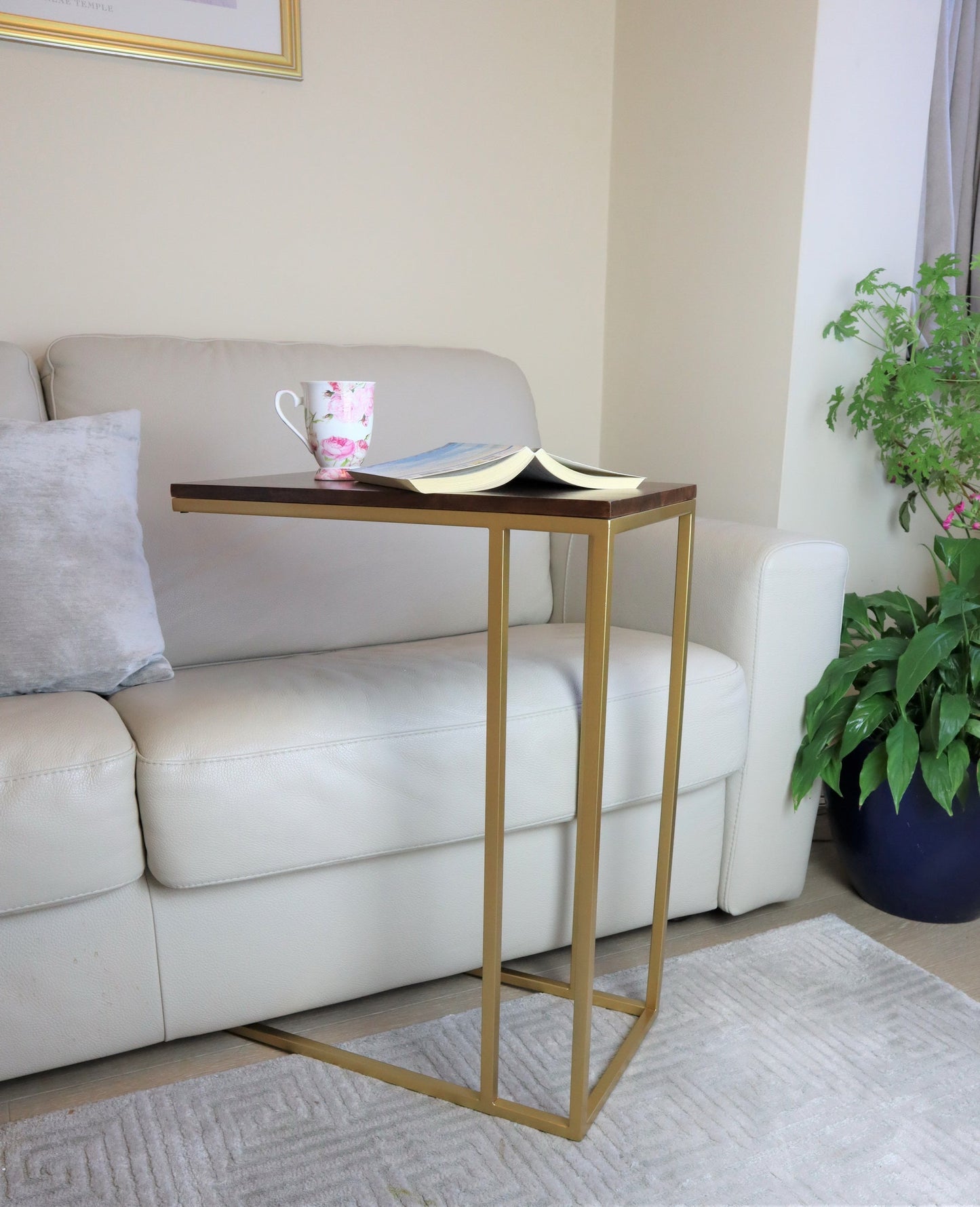 Table basse Romy C, bois d'acacia/cadre doré