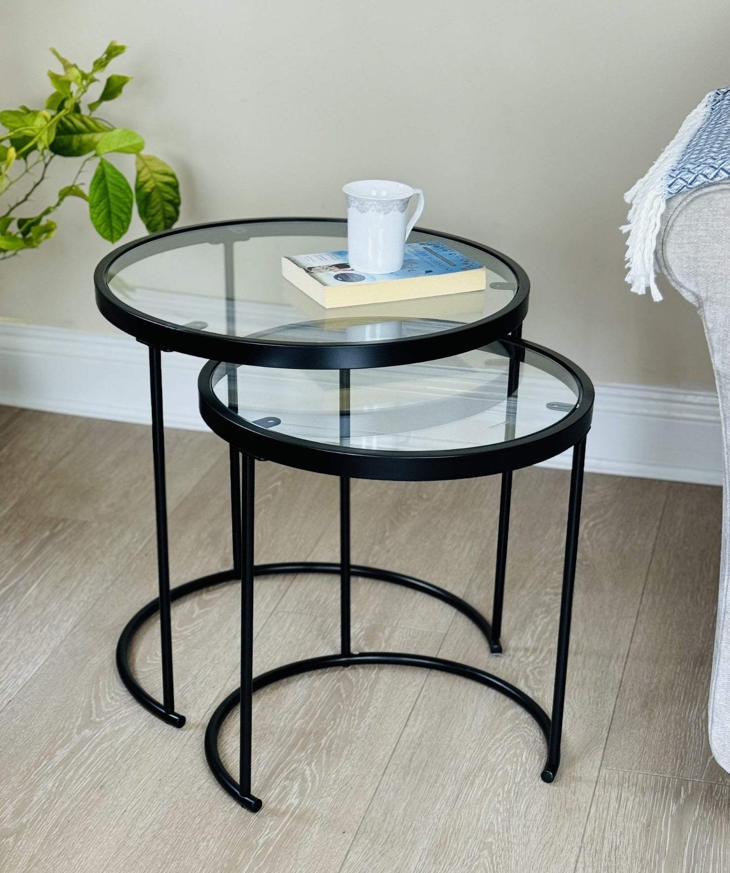 Ensemble de 2 tables gigognes rondes Visio - Plateau en verre transparent/Structure noire