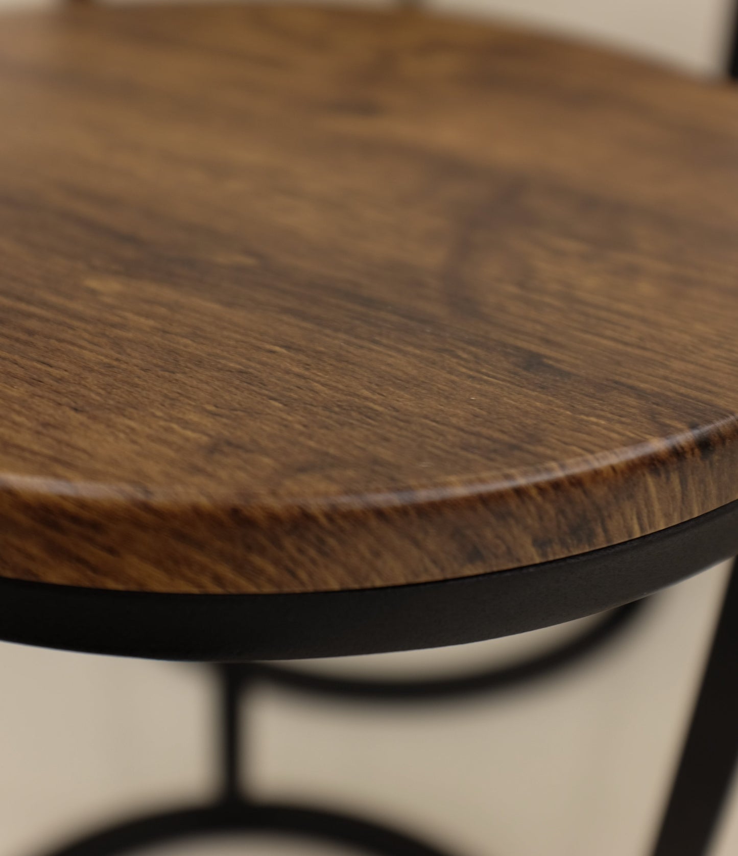 Ensemble de 2 tables gigognes rondes Paloma, plateaux vintage et piètement noir