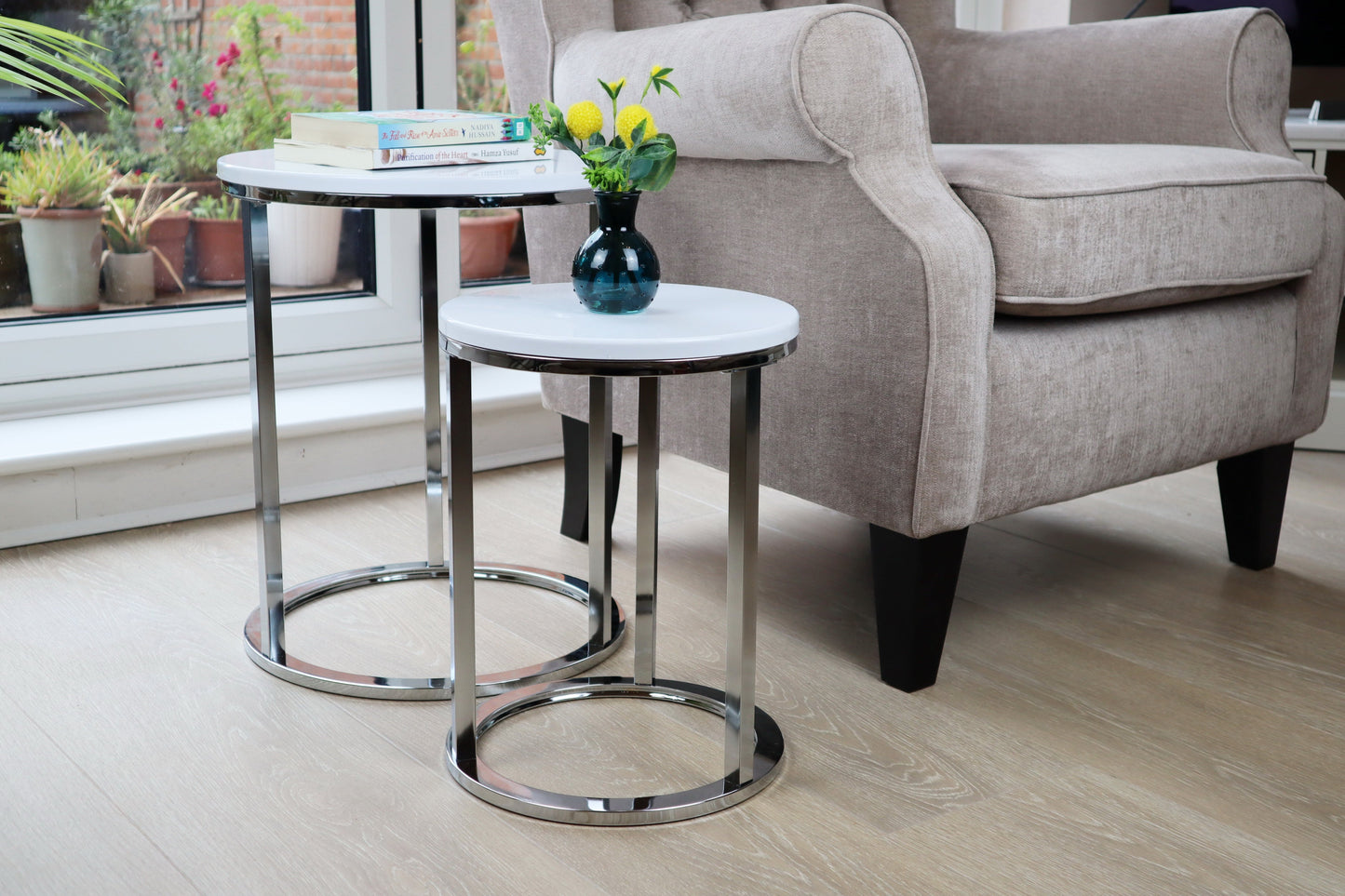 Ensemble de 2 tables gigognes rondes Paloma, plateaux blancs brillants et piètement chromé 