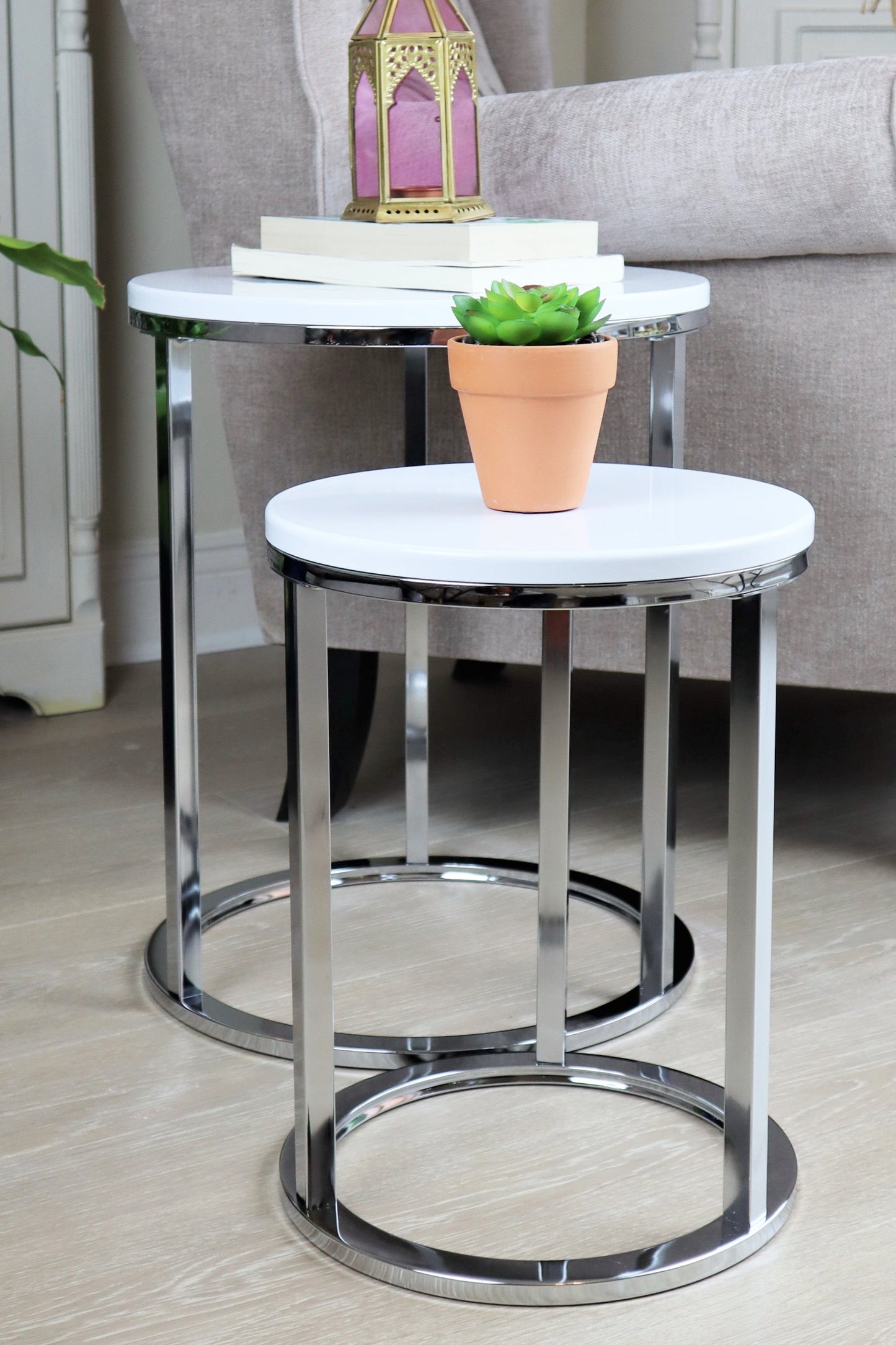 Ensemble de 2 tables gigognes rondes Paloma, plateaux blancs brillants et piètement chromé 