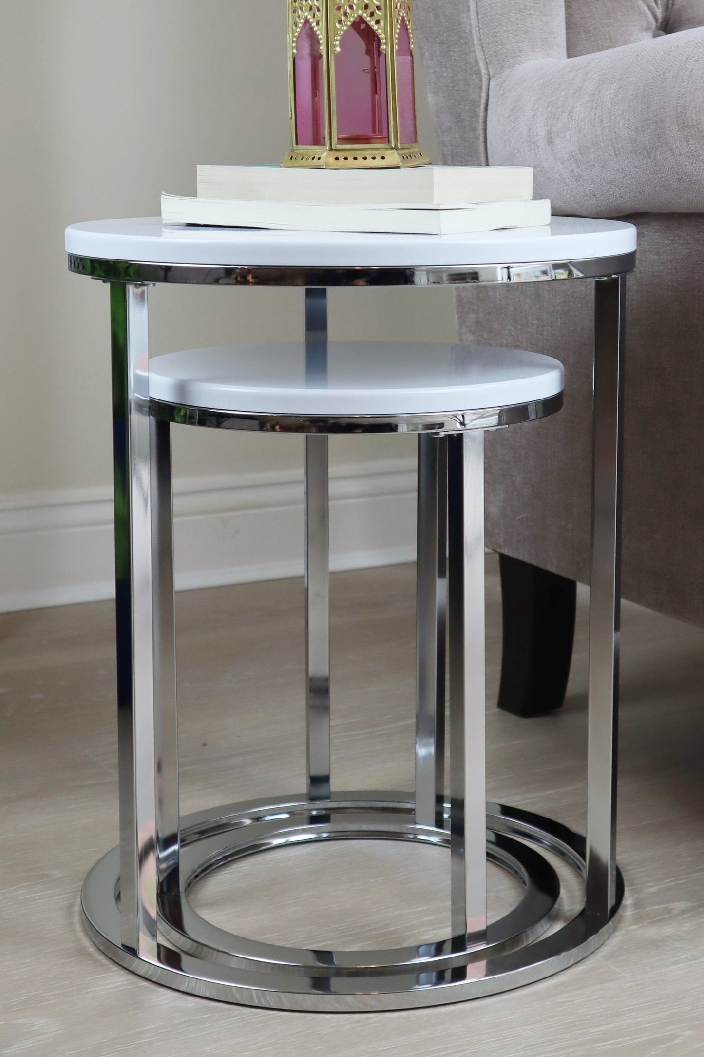 Ensemble de 2 tables gigognes rondes Paloma, plateaux blancs brillants et piètement chromé 