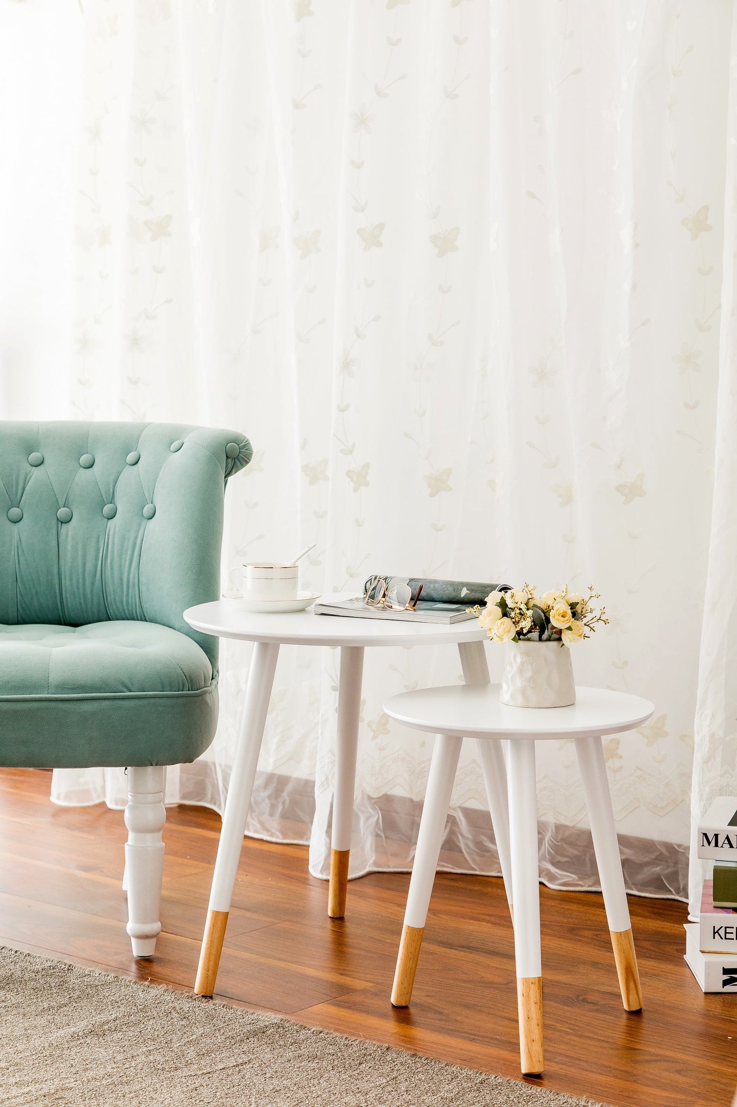 Ensemble de 2 tables gigognes rondes Dina, tables d'appoint, tables basses, blanches